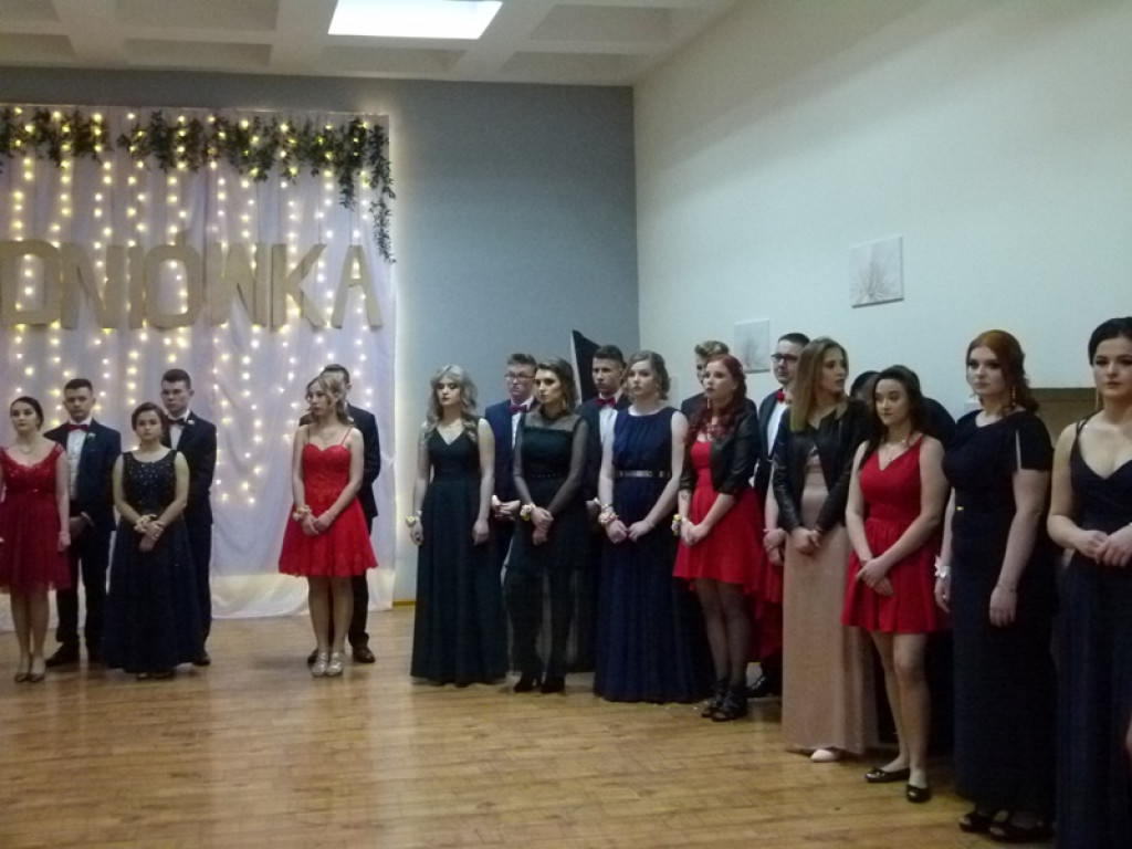 Studniówka maturzystów ze Zduńskiej Dąbrowy już trwa