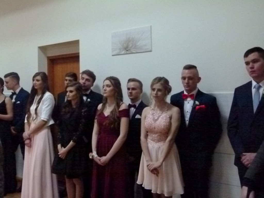 Studniówka maturzystów ze Zduńskiej Dąbrowy już trwa