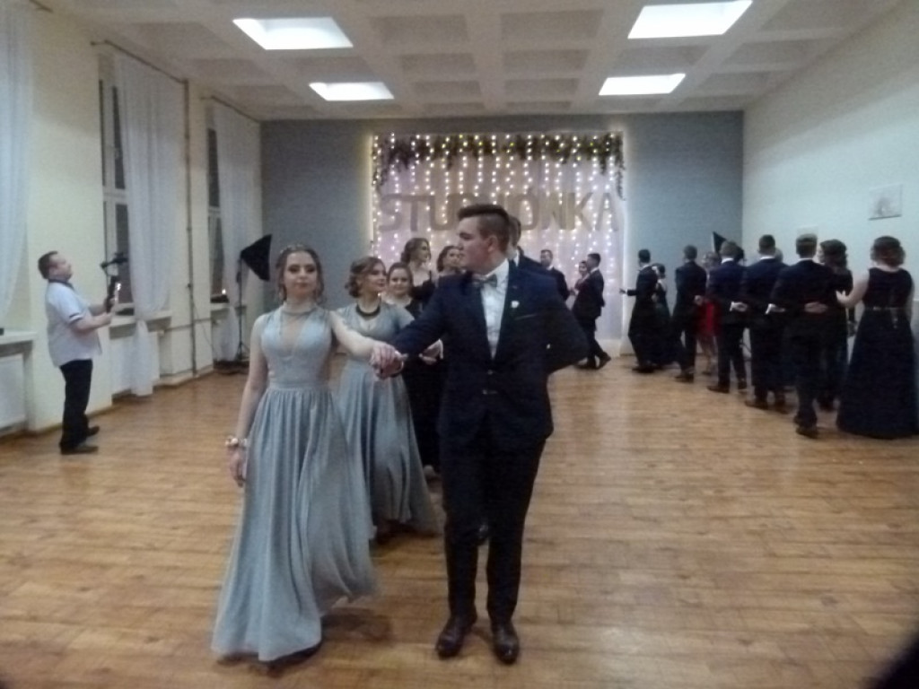Studniówka maturzystów ze Zduńskiej Dąbrowy już trwa