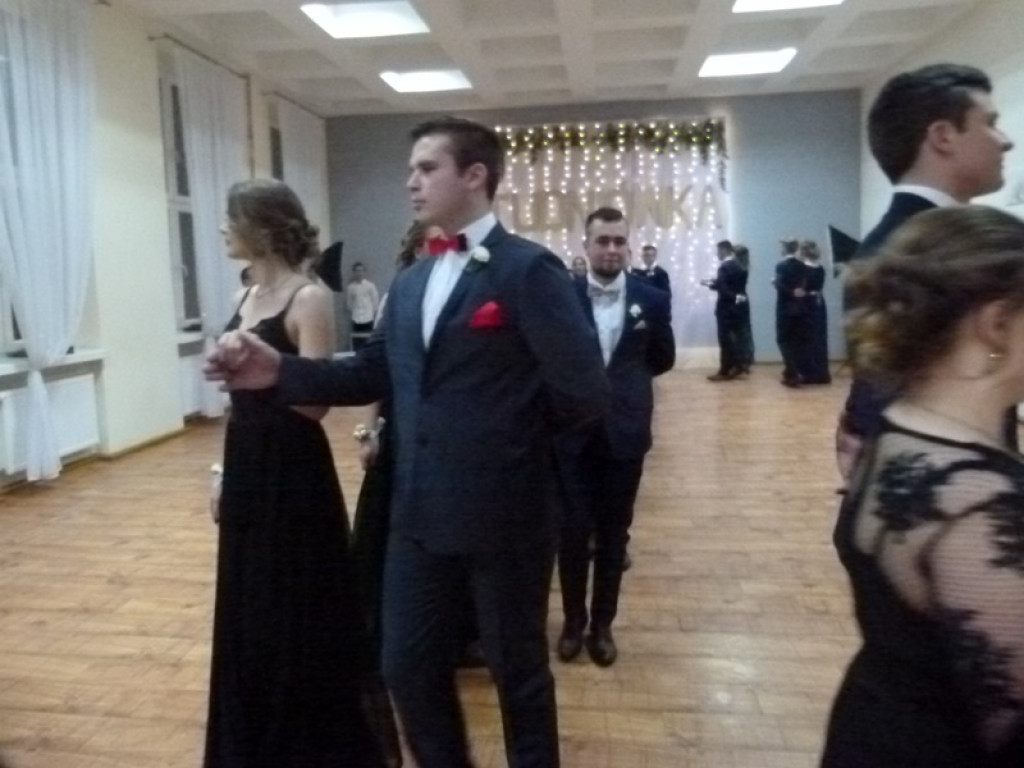 Studniówka maturzystów ze Zduńskiej Dąbrowy już trwa