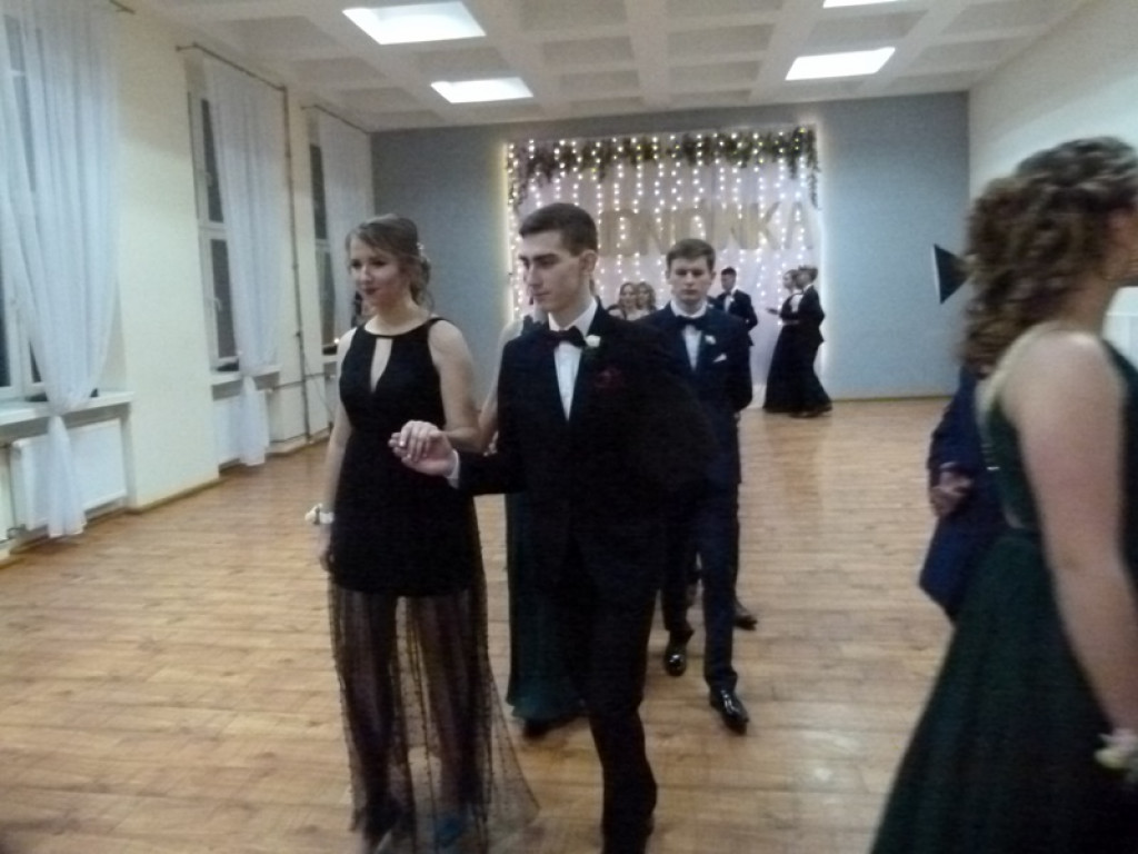 Studniówka maturzystów ze Zduńskiej Dąbrowy już trwa