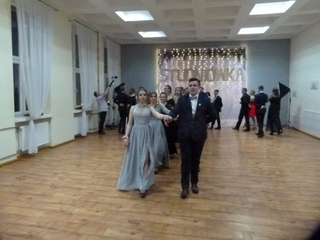 Studniówka maturzystów ze Zduńskiej Dąbrowy już trwa