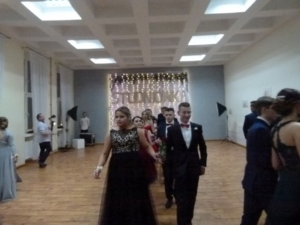 Studniówka maturzystów ze Zduńskiej Dąbrowy już trwa