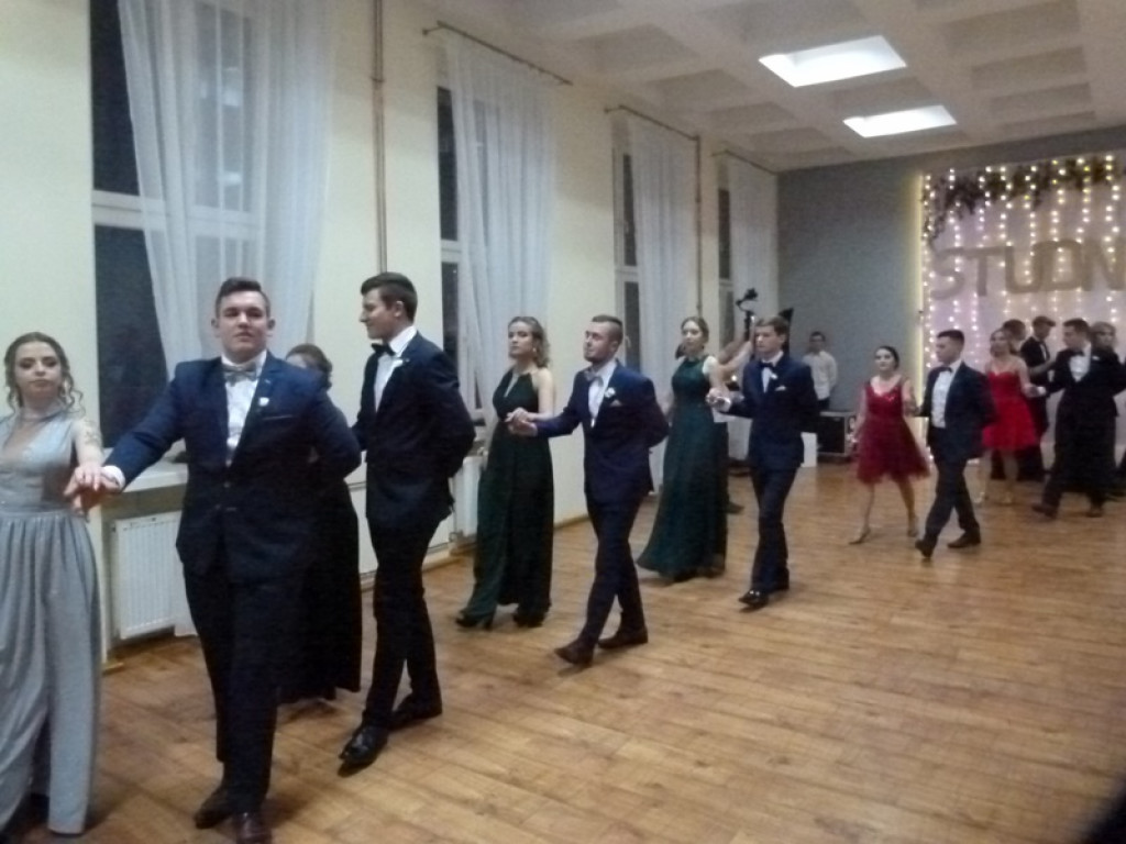Studniówka maturzystów ze Zduńskiej Dąbrowy już trwa