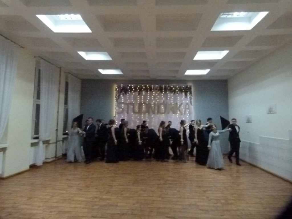 Studniówka maturzystów ze Zduńskiej Dąbrowy już trwa