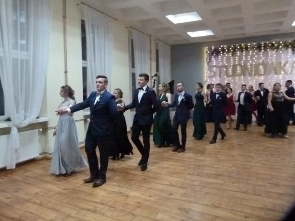 Studniówka maturzystów ze Zduńskiej Dąbrowy już trwa