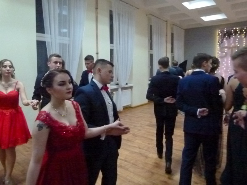 Studniówka maturzystów ze Zduńskiej Dąbrowy już trwa