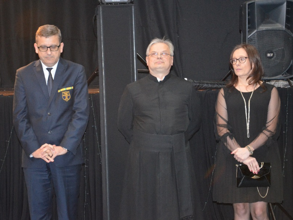 Młodzież z pijarskiego LO bawi się w murach szkoły