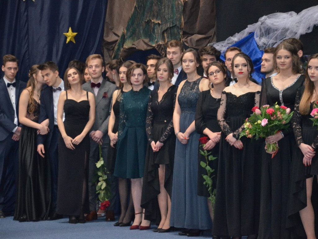 Młodzież z pijarskiego LO bawi się w murach szkoły