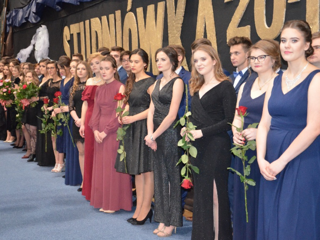 Młodzież z pijarskiego LO bawi się w murach szkoły