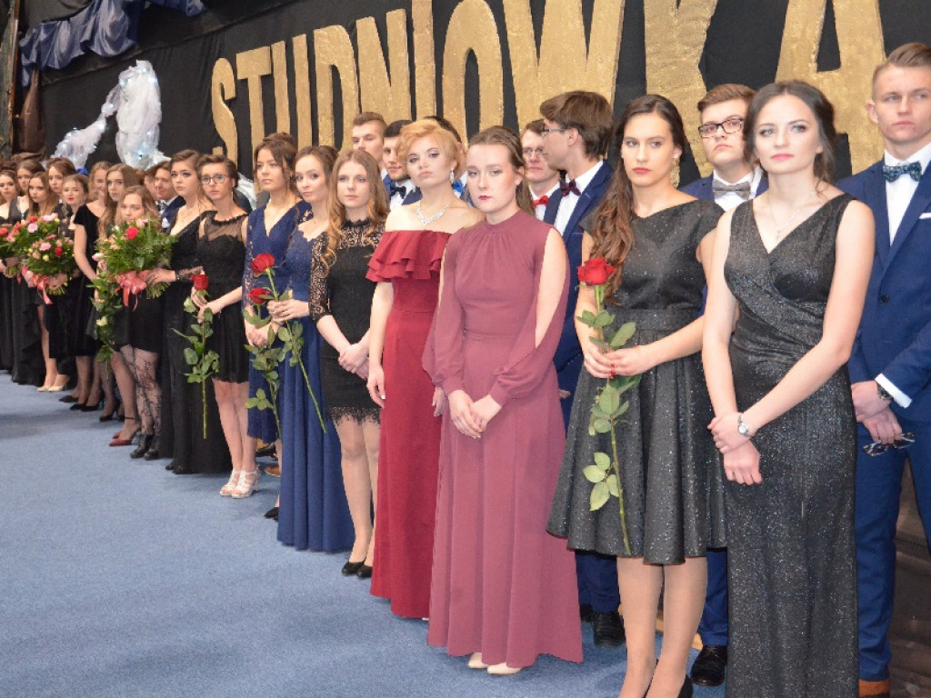 Młodzież z pijarskiego LO bawi się w murach szkoły