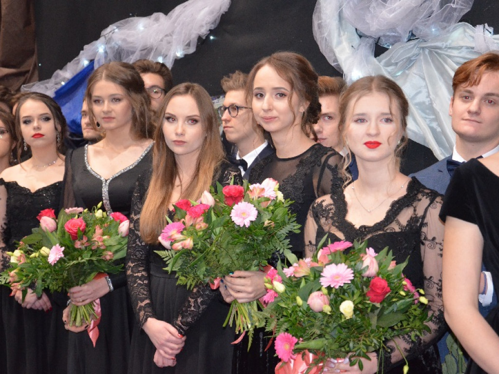Młodzież z pijarskiego LO bawi się w murach szkoły