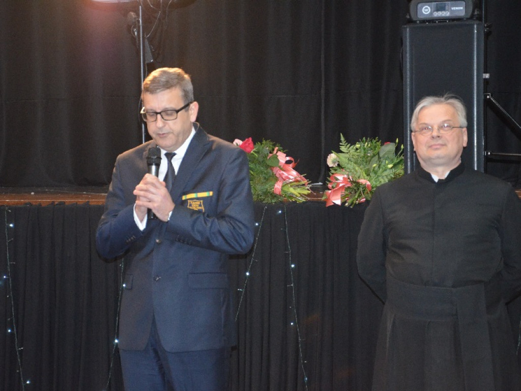 Młodzież z pijarskiego LO bawi się w murach szkoły