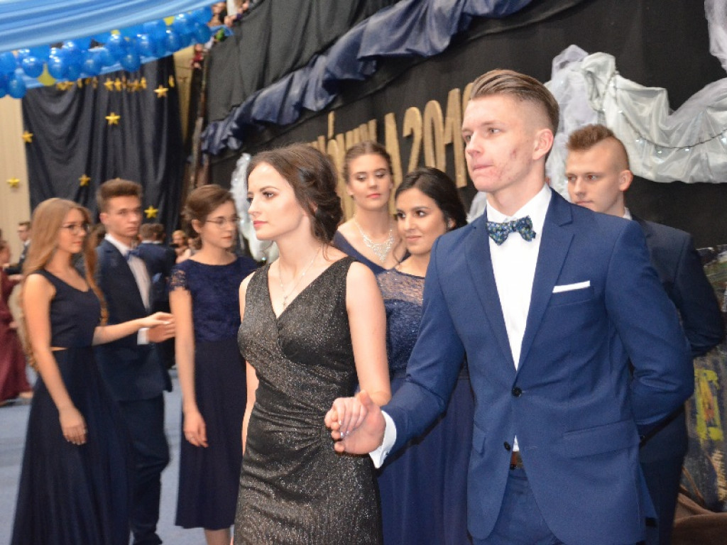 Młodzież z pijarskiego LO bawi się w murach szkoły