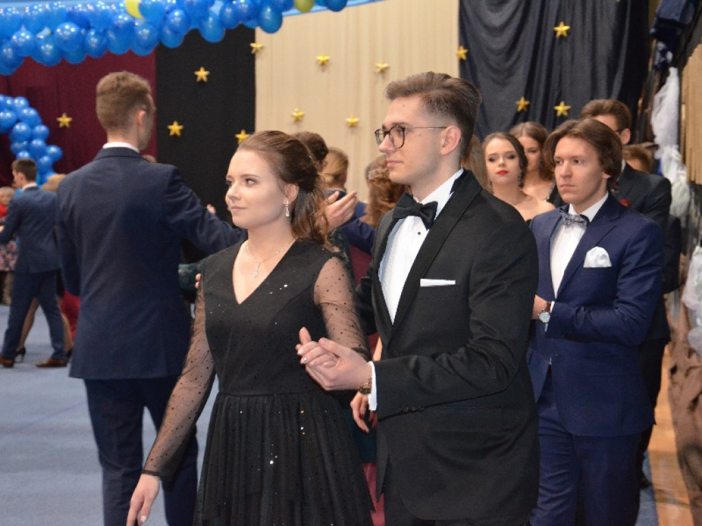 Młodzież z pijarskiego LO bawi się w murach szkoły