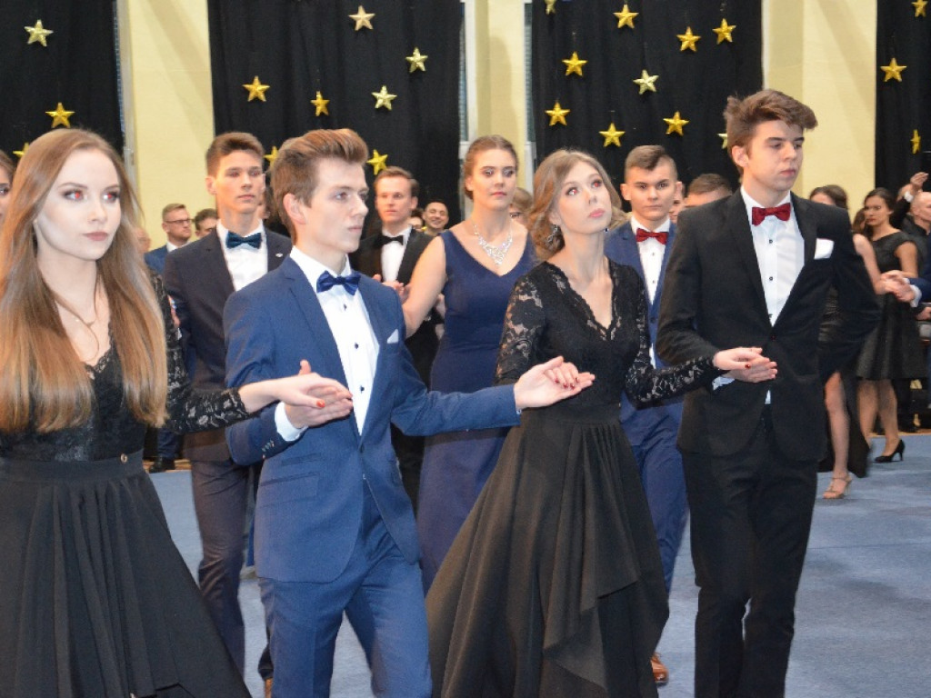 Młodzież z pijarskiego LO bawi się w murach szkoły