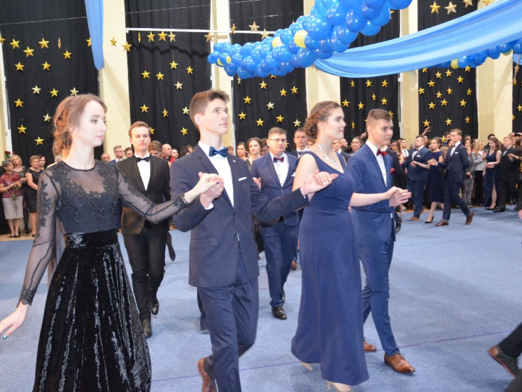 Młodzież z pijarskiego LO bawi się w murach szkoły