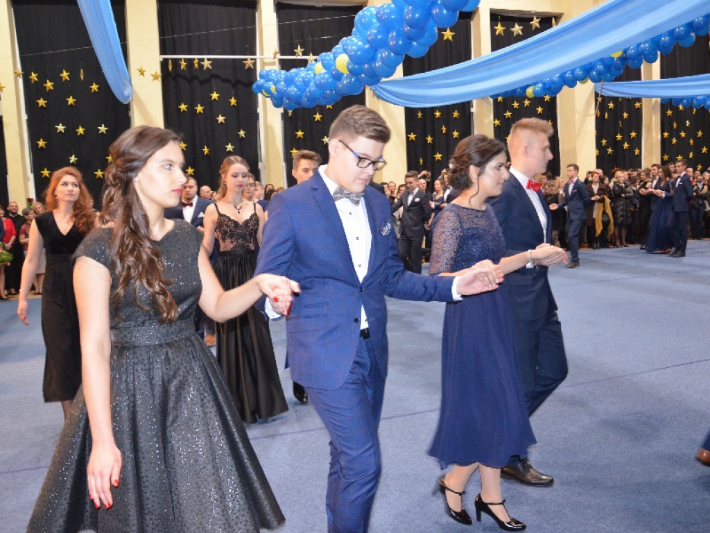 Młodzież z pijarskiego LO bawi się w murach szkoły