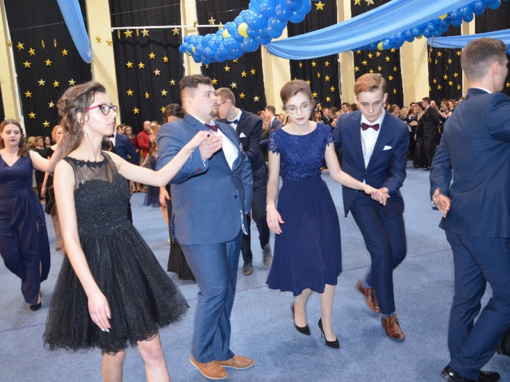 Młodzież z pijarskiego LO bawi się w murach szkoły