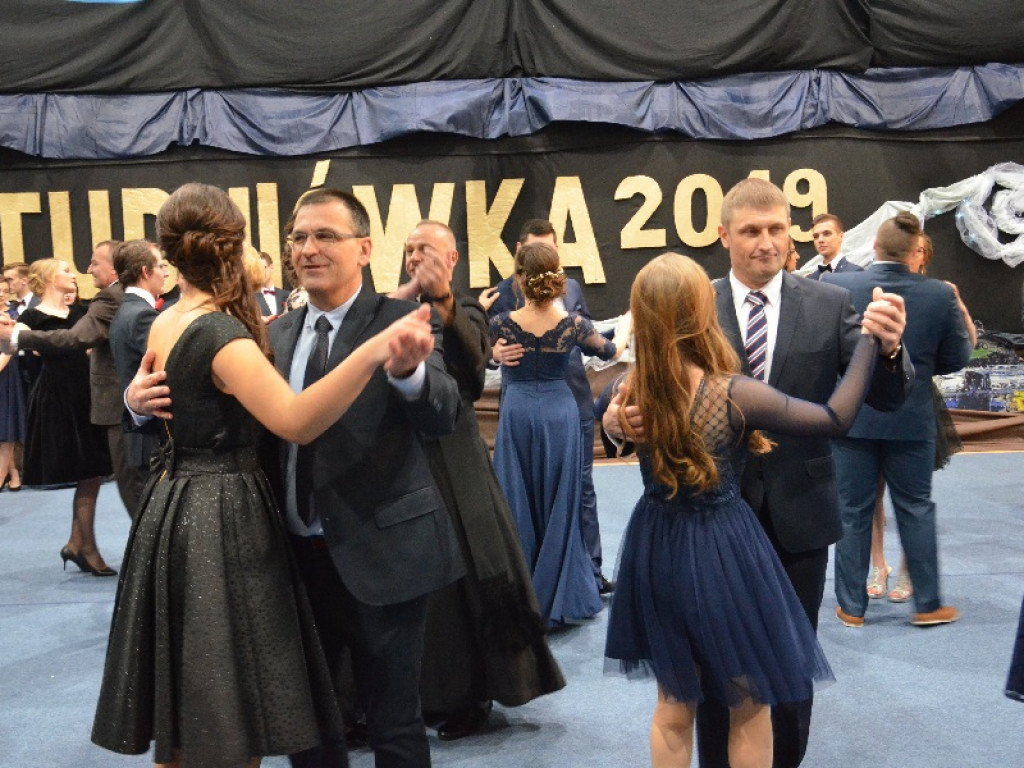 Młodzież z pijarskiego LO bawi się w murach szkoły
