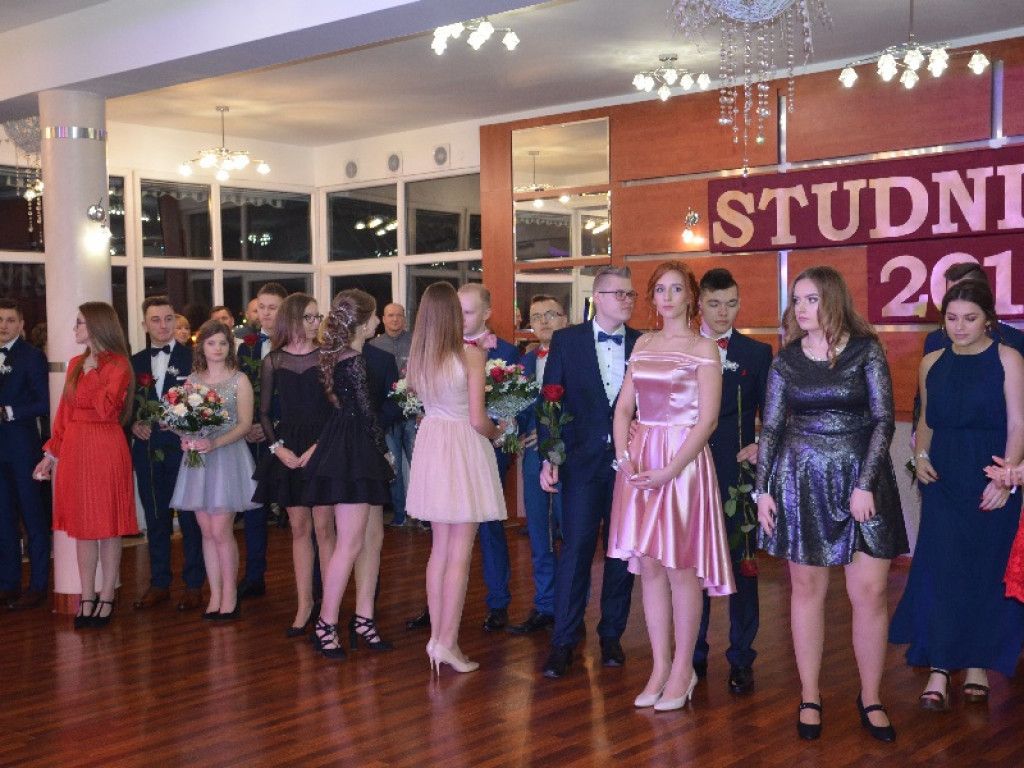 Przyszli technicy z ZSP nr 1 bawią się na studniówce w 