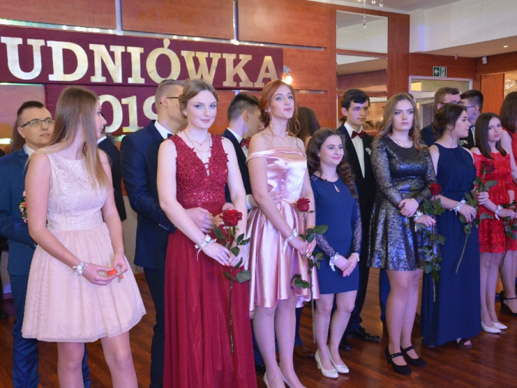 Przyszli technicy z ZSP nr 1 bawią się na studniówce w 