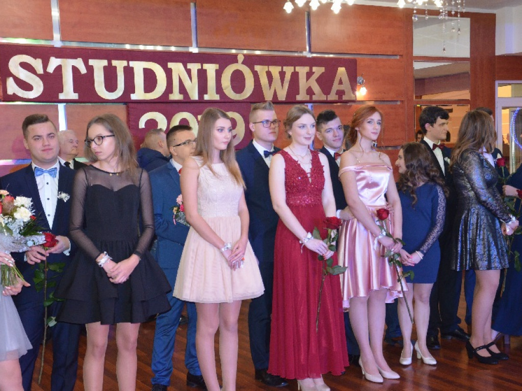 Przyszli technicy z ZSP nr 1 bawią się na studniówce w 