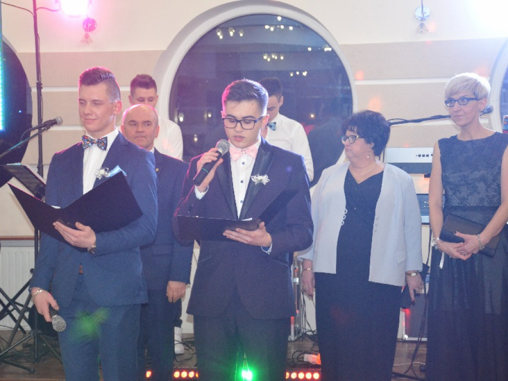 Przyszli technicy z ZSP nr 1 bawią się na studniówce w 