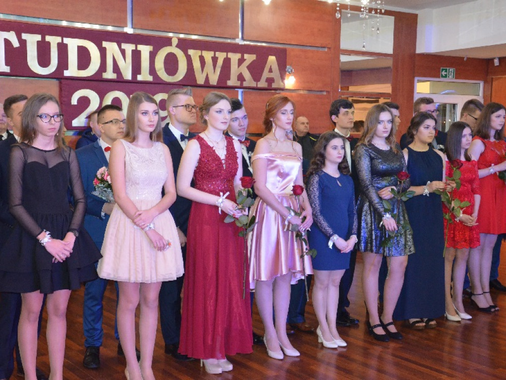 Przyszli technicy z ZSP nr 1 bawią się na studniówce w 