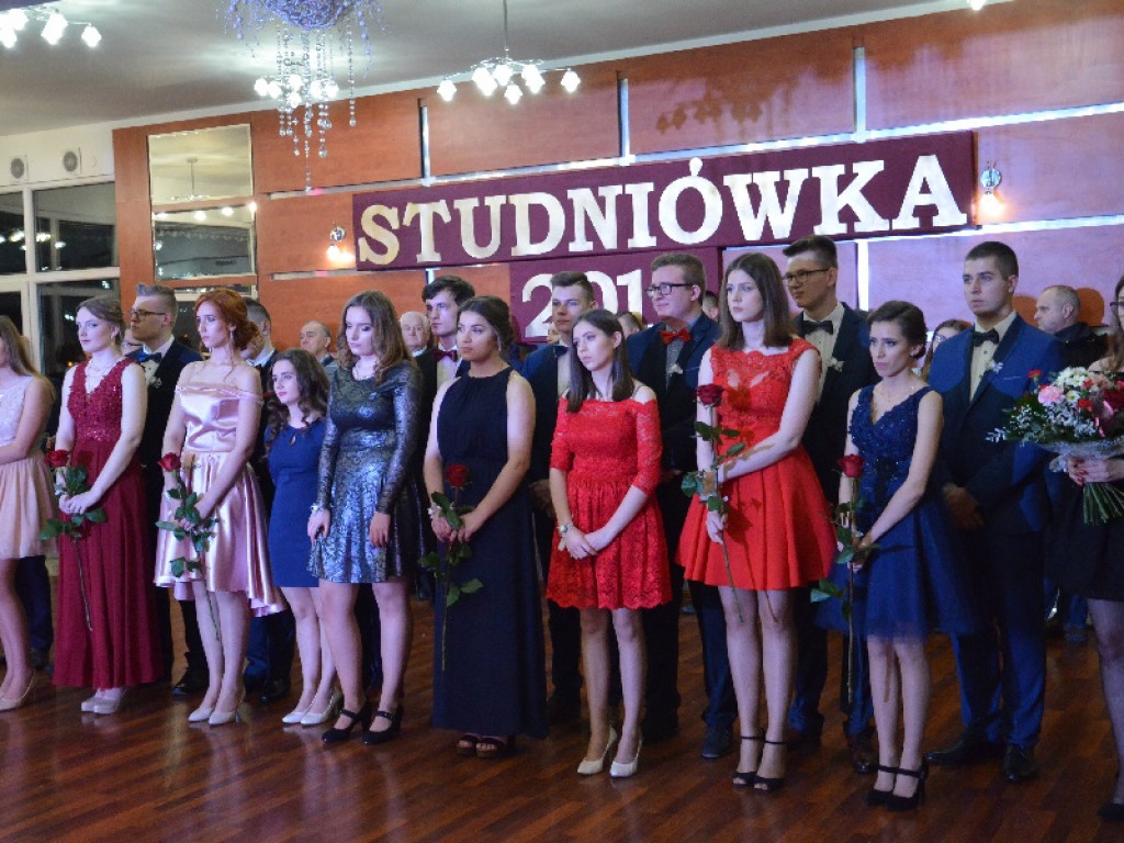 Przyszli technicy z ZSP nr 1 bawią się na studniówce w 