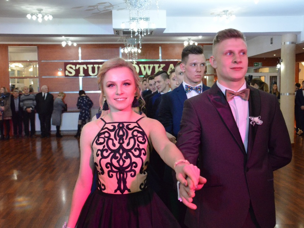 Przyszli technicy z ZSP nr 1 bawią się na studniówce w 
