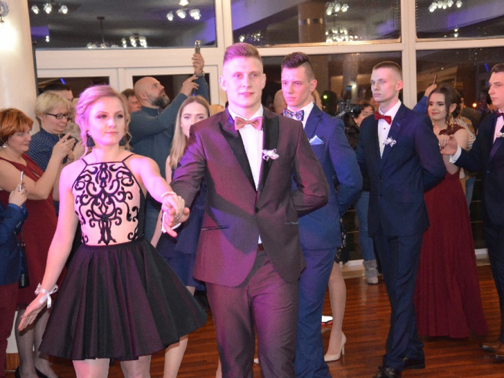 Przyszli technicy z ZSP nr 1 bawią się na studniówce w 