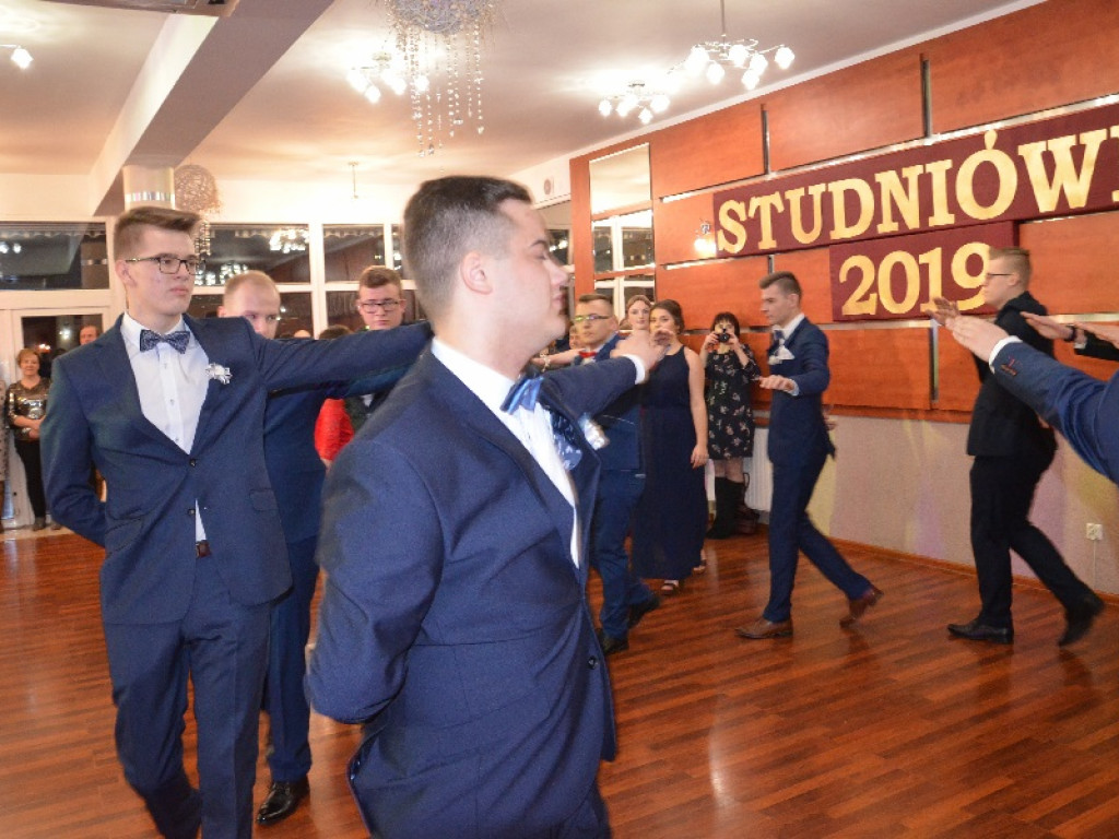 Przyszli technicy z ZSP nr 1 bawią się na studniówce w 