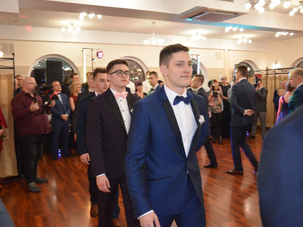 Przyszli technicy z ZSP nr 1 bawią się na studniówce w 