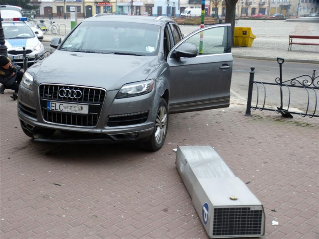 Samochód wjechał w parkomat na Nowym Rynku