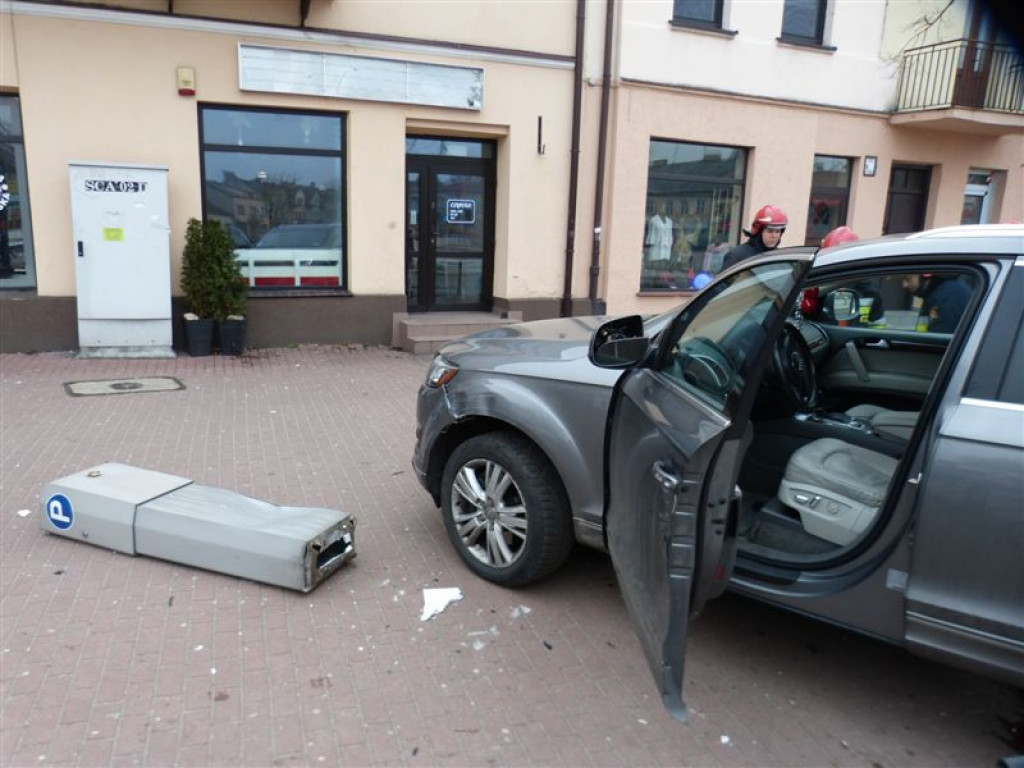 Samochód wjechał w parkomat na Nowym Rynku