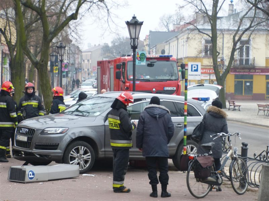 Samochód wjechał w parkomat na Nowym Rynku