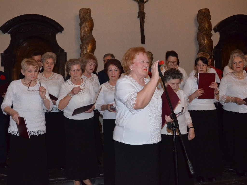 Koncert kolęd w łowickim muzeum - dwa chóry i wokalista