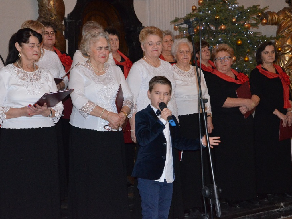 Koncert kolęd w łowickim muzeum - dwa chóry i wokalista