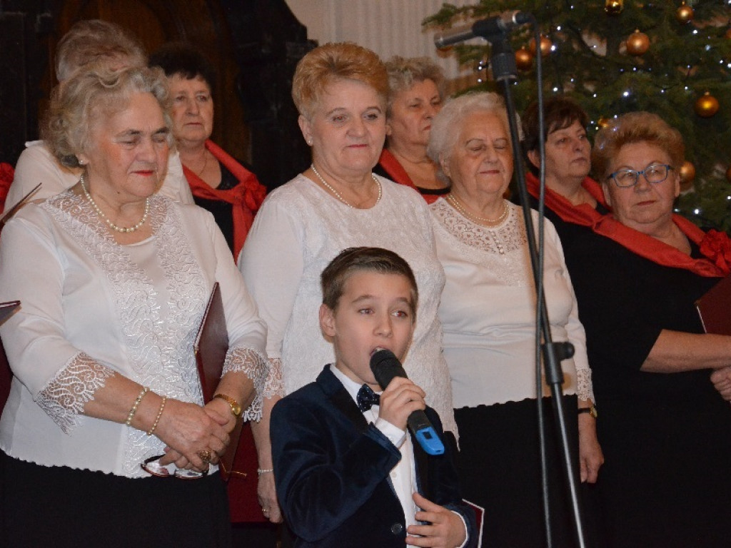 Koncert kolęd w łowickim muzeum - dwa chóry i wokalista