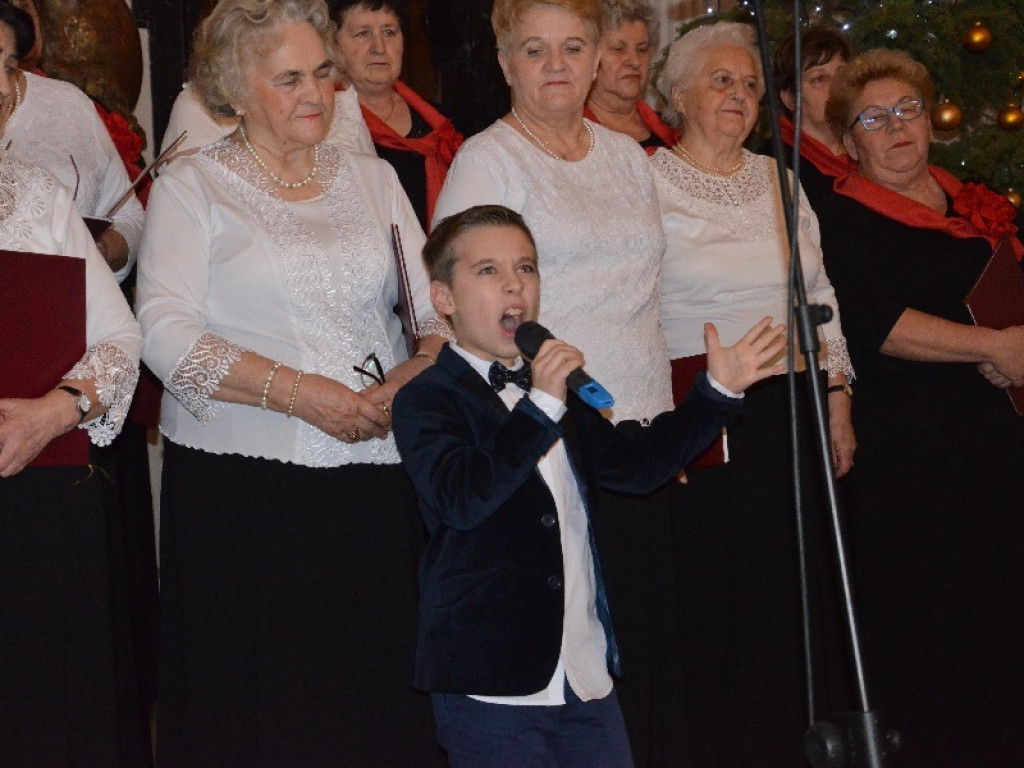 Koncert kolęd w łowickim muzeum - dwa chóry i wokalista