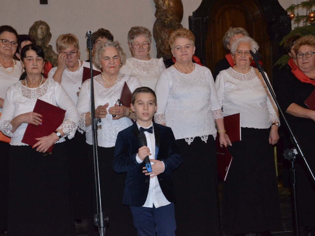 Koncert kolęd w łowickim muzeum - dwa chóry i wokalista