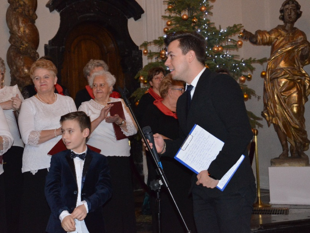 Koncert kolęd w łowickim muzeum - dwa chóry i wokalista