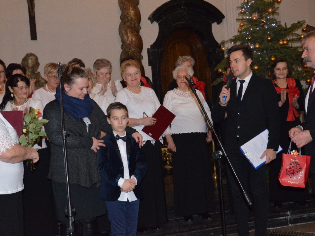 Koncert kolęd w łowickim muzeum - dwa chóry i wokalista