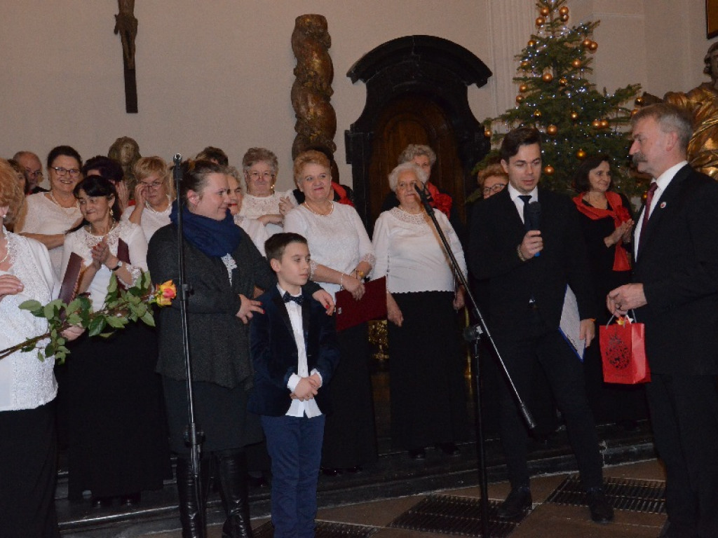 Koncert kolęd w łowickim muzeum - dwa chóry i wokalista