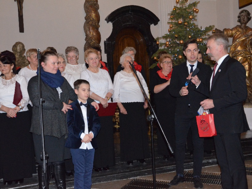 Koncert kolęd w łowickim muzeum - dwa chóry i wokalista