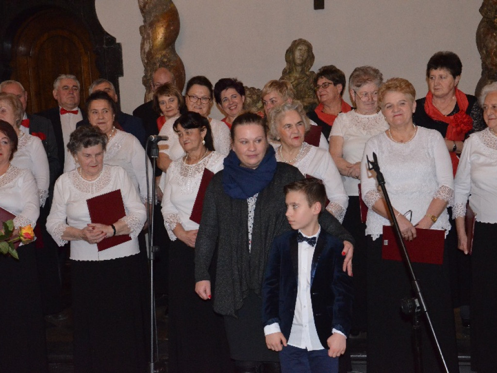 Koncert kolęd w łowickim muzeum - dwa chóry i wokalista