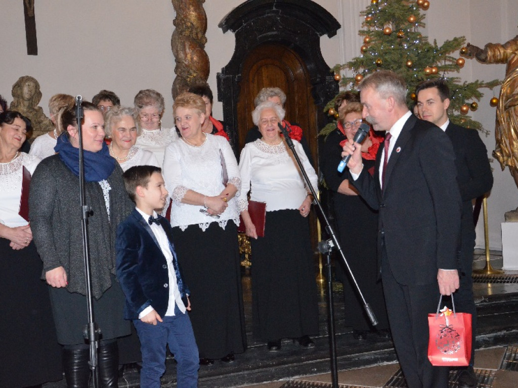 Koncert kolęd w łowickim muzeum - dwa chóry i wokalista