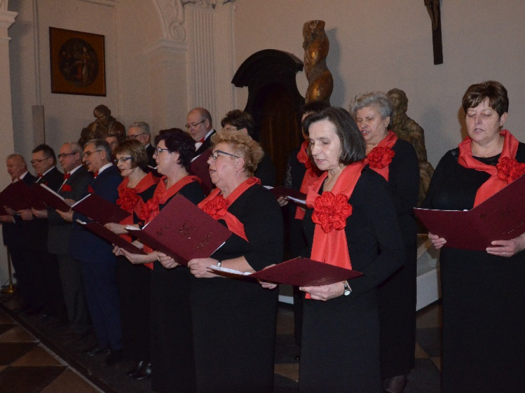Koncert kolęd w łowickim muzeum - dwa chóry i wokalista