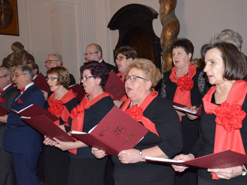 Koncert kolęd w łowickim muzeum - dwa chóry i wokalista